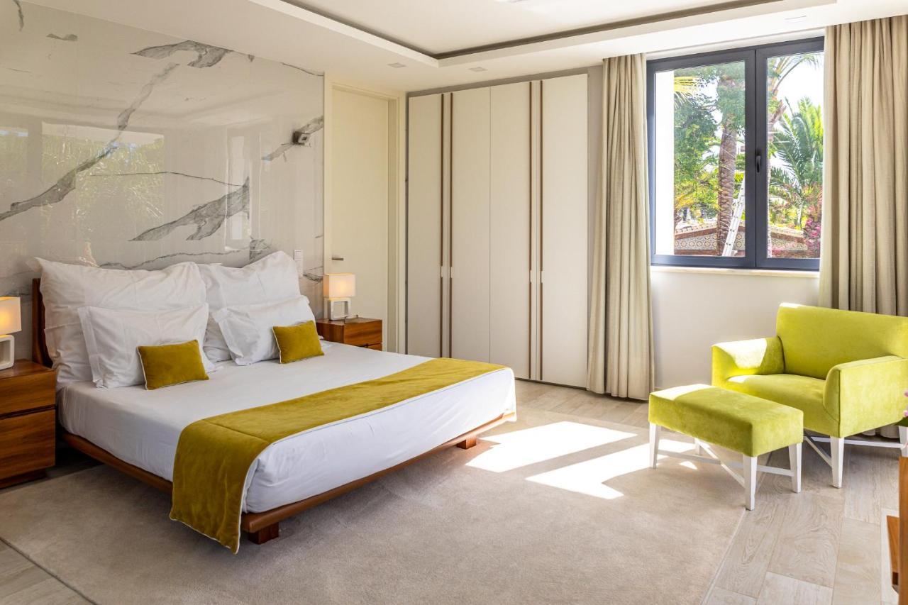 Deluxe One-Bedroom Apartment