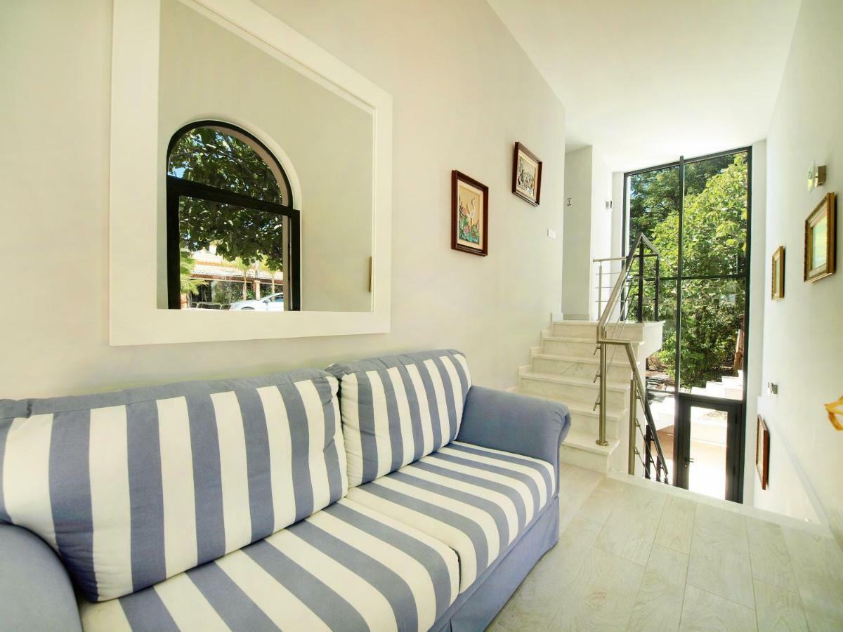 Deluxe Two-Bedroom Apartment with Garden